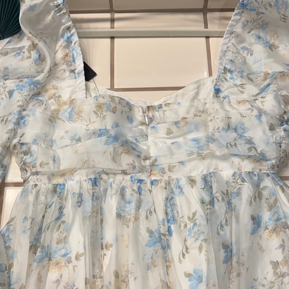Lulu's Blue and White Floral Blouse - Picture 2 of 5